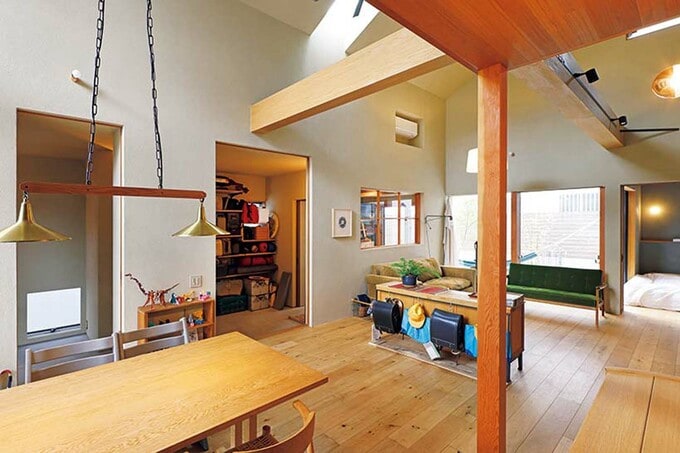 LDKの脇に、玄関からダイレクトに続く納戸とワークルームを配置