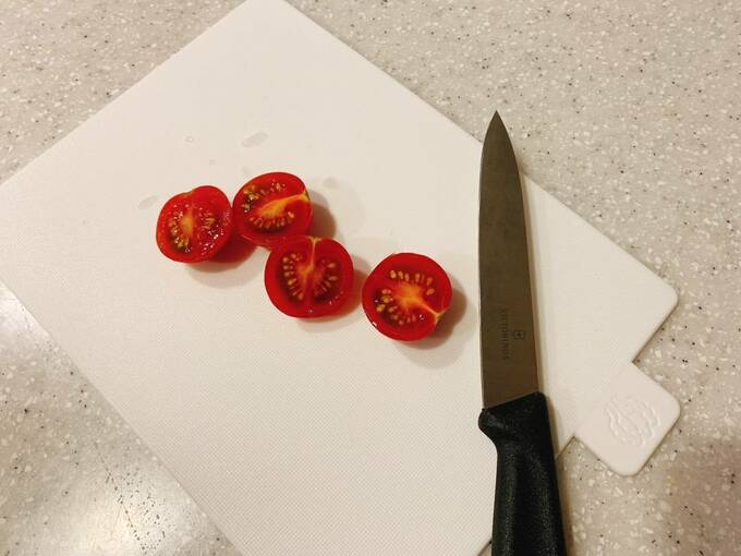 まな板にトマト
