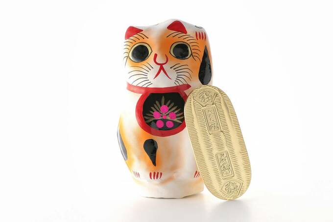 ネコと小判の置物