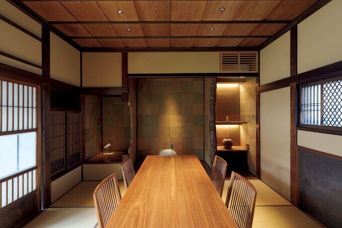 床の間の壁に和紙を貼った2階の部屋