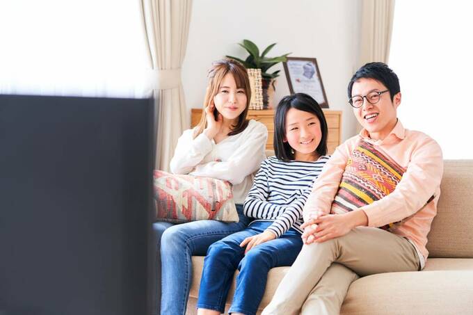 テレビをみる家族