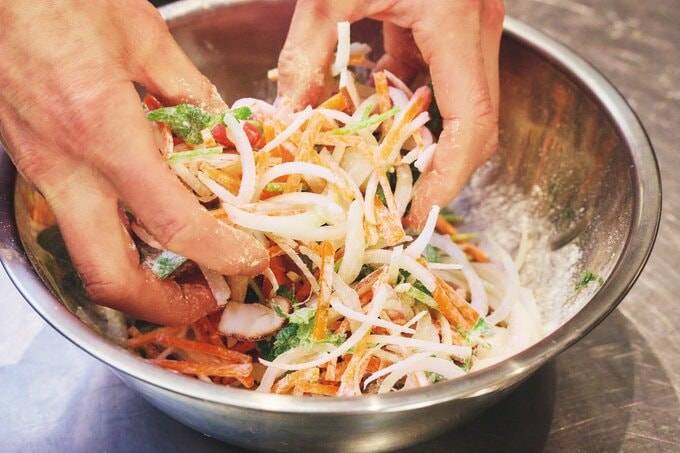 野菜に粉をまぶす様子