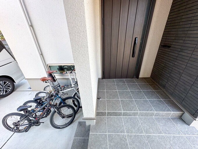 自転車置き場と玄関ドア