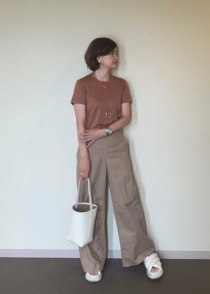 ユニクロユーの「クルーネックT」ブラウンのコーデ