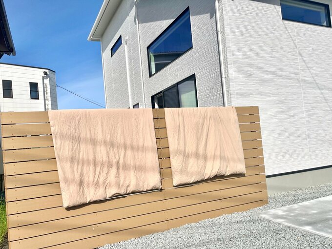 目隠しフェンスを布団干しとして利用