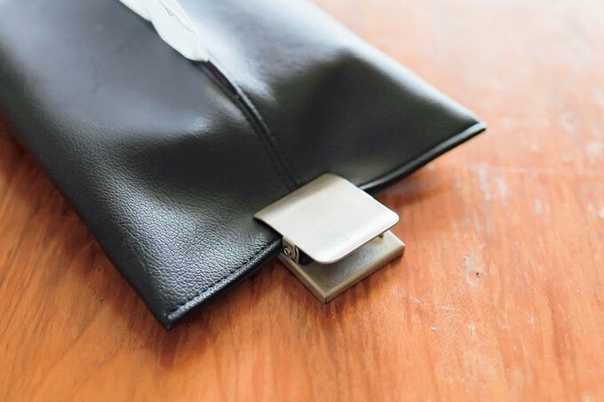ティッシュケースの両端にマグネットクリップをはさむ