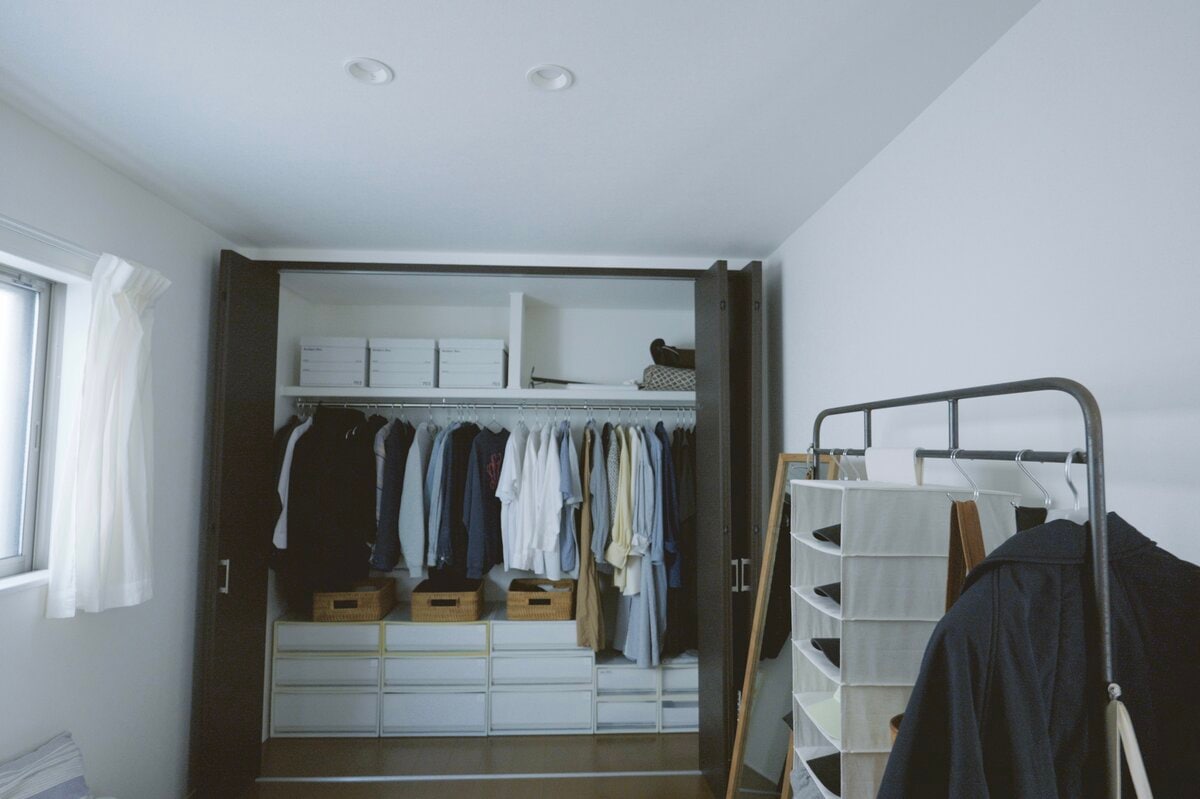 30代の「使いやすいクローゼット」の工夫。服の数は収納スペースから