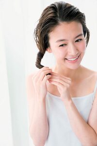 毛束をねじる女性