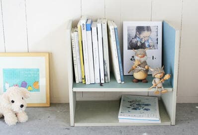 100均のまな板4枚でできる！子ども部屋に似合う「コンパクトラック」をDIY