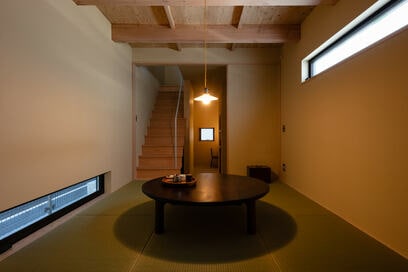 【注文住宅事例】敷地わずか15坪。ちゃぶ台のある居間が土間とつながる、懐かしい木の家