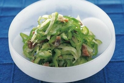 みずみずしい「生ピーマンとタマネギのサラダ」。アンチョビで食感がひき立つ