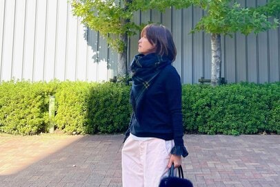 50代「ストール×ユニクロのニット」コーデ3つ。巻き方しだいでアウター代わりにも