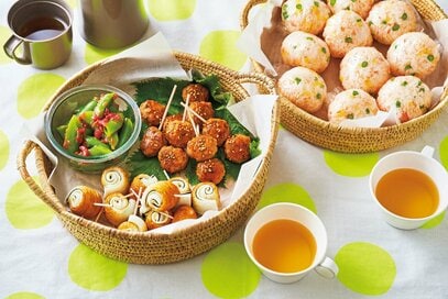 春にうれしい、3色のおにぎり行楽弁当。つまみやすくお花見にぴったり