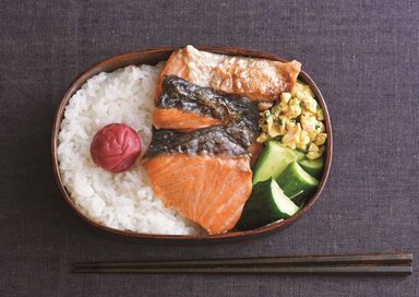 ふっくら鮭の和風弁当レシピ。レンジを使って味つけ簡単