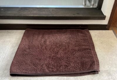 50代ひとり暮らし、「バスマット」は使わない。片づいた浴室をキープする工夫4つ