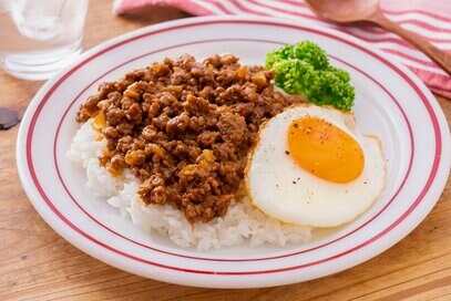 食べればハンバーグ。ひき肉で簡単・洋風「そぼろ」のっけご飯レシピ