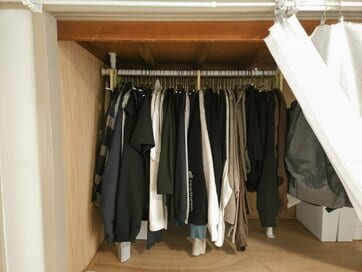 30代団地暮らし、「服は年間15着」でやりくり。服を増やさない4つの基準