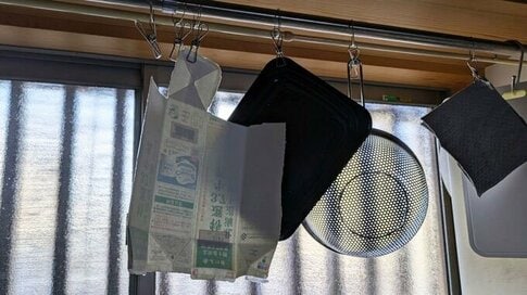 つっぱり棒で料理時間を快適に。「つるす」「かける」でキッチンが広くなった