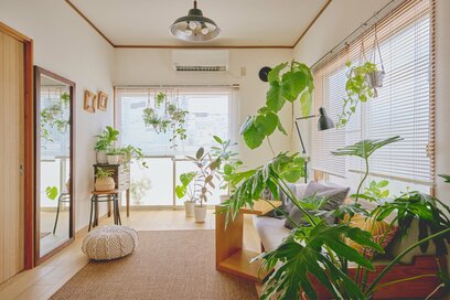 50代、持たないひとり暮らしの「家具選び」。部屋を広く見せる工夫、あえて増やしたもの