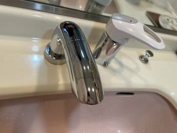 ダイソーの「ピカラクシート」が優れもの。鏡も蛇口もピッカピカに