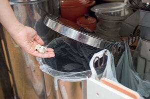 ゴミ箱の定位置は作業台のすぐ下に