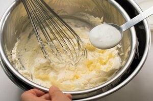 氷水で冷やしながら、ヨーグルトを混ぜ込む