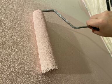 ローラーで下半分を塗っているところ