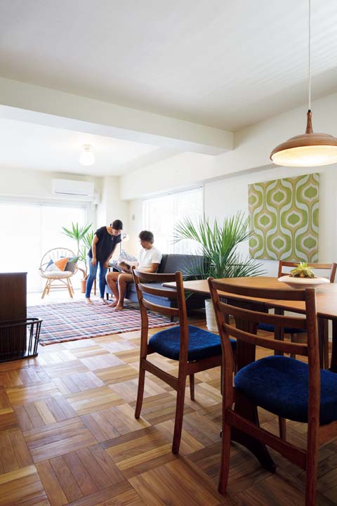 アンティーク家具や雑貨が映える、のびやかなワンルーム空間