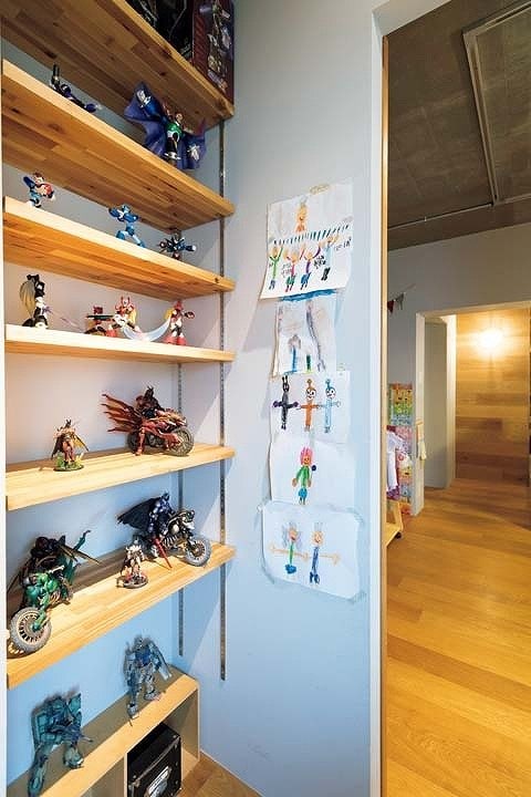 書斎に設けたフィギュア用ディスプレイ棚