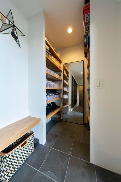 大容量の靴収納と造り付けのベンチ