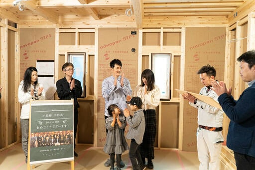 家族と関係者一同拍手