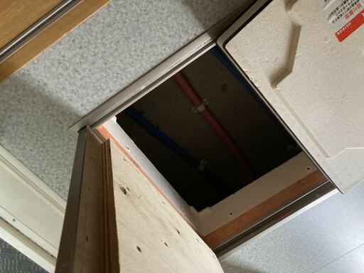 床下配管は、お風呂場の横に設置した確認口から下にもぐり確認