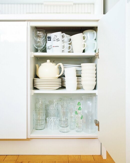 戸棚に収納されたコップやティーポット