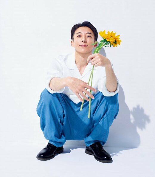 ひまわり持ってしゃがむ高橋一生さん