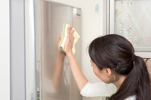 冷蔵庫回りの汚れをふく、落とす、吸う