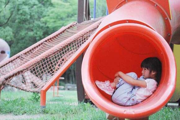 公園にはポイントになるような色の遊具がいろいろあります