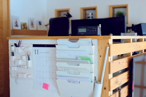プリント、カレンダー、文具を死角にまとめて使いやすく
