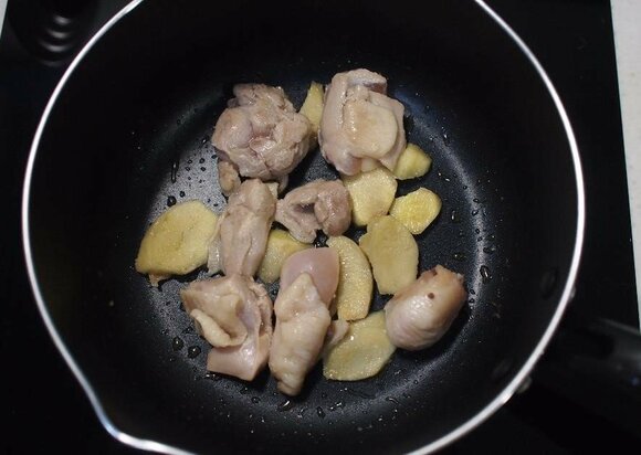 ショウガと鶏肉を炒める