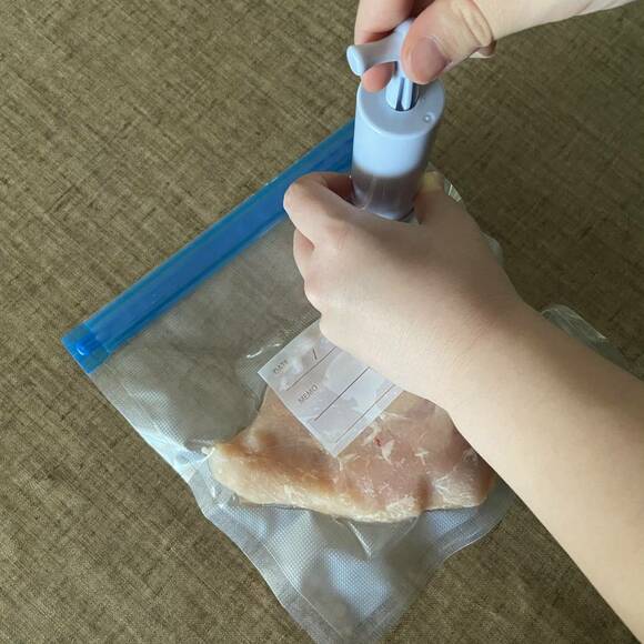 手動ポンプを脱気バルブの上に当てて空気を抜く様子