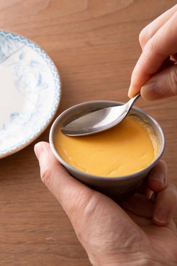 スプーンで表面の縁を軽く押さえる