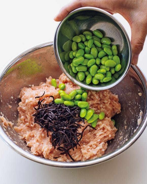 鶏つくねにヒジキと枝豆を加える