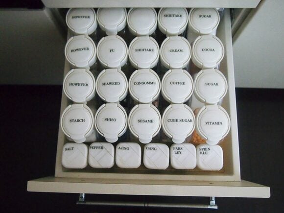 コンロ横の引き出しに収納