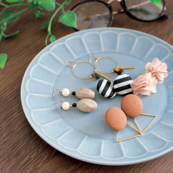 ひと目ぼれした皿をアクセサリー置きに