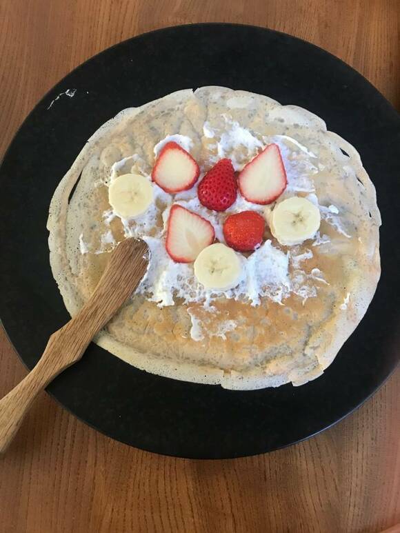 生地にイチゴとバナナ
