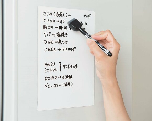 ボードに書いたメニューを消す様子