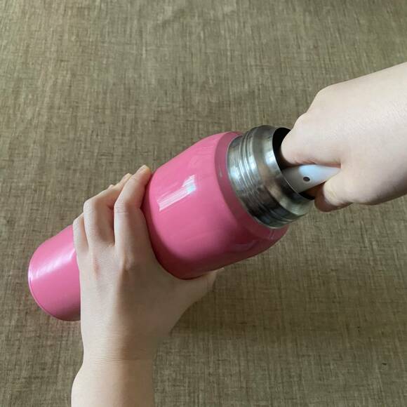 水筒にクリーナーを入れる様子