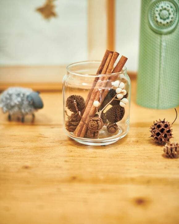 ガラス瓶にシナモンスティック