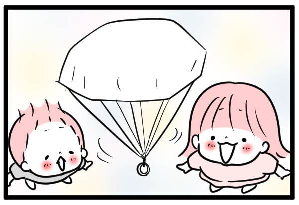 パラシュートを見る子ども2人