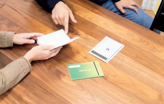 通帳を確認する様子