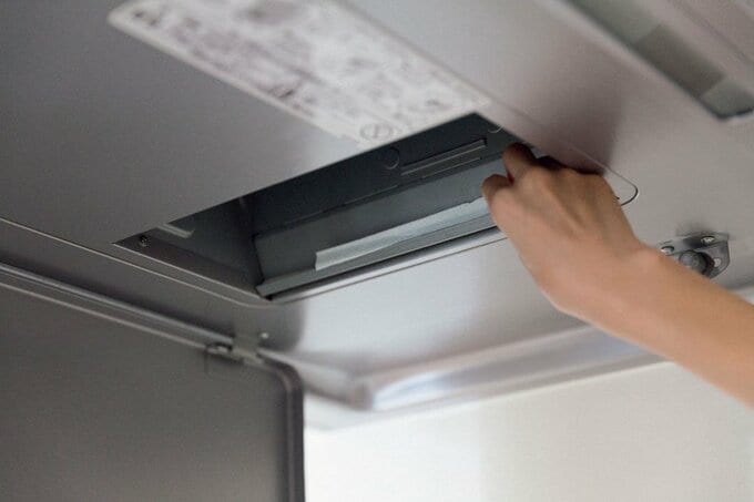 油受けにペーパータオルをはさむ